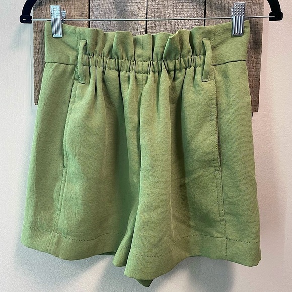 Aritzia Wilfred LIKE NEW Olive Green Cinched Paper Bag Waist Flowy Shorts SIZE 4 - Picture 1 of 8
